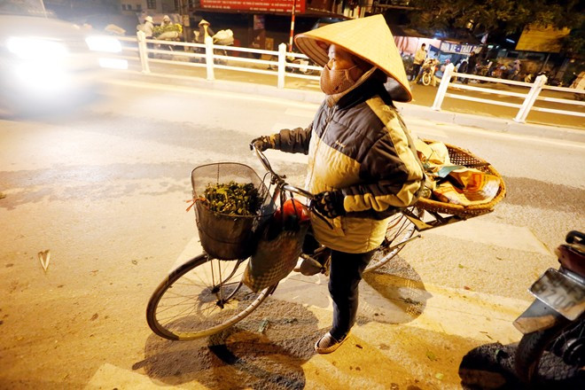 Người phụ nữ này hàng đêm vẫn ra chợ Đồng Xa đi lấy rau về chợ Phú Mỹ, Cầu Giấy để bán kiếm từng đồng bạc lẻ để nuôi gia đình