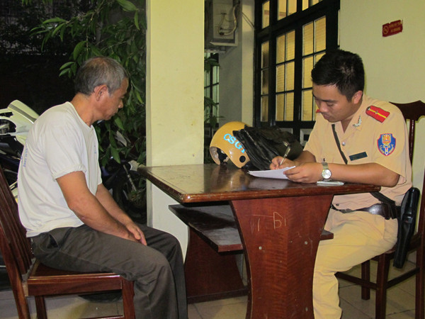 Cơ quan chức năng lấy lời khai của Lê Đình Thơi . Cơ quan chức năng lấy lời khai của Lê Đình Thơi