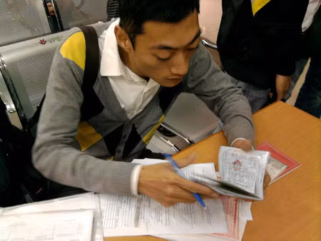 ... rồi mới dám đặt bút ghi vào hồ sơ sang tên đổi chủ phương tiện