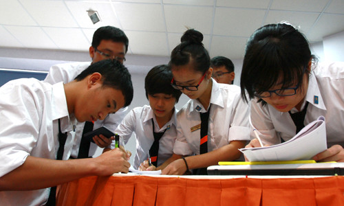 Các thành viên cùng nhau tính toán