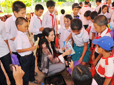 Á hậu Hoàng My và học sinh Quảng Ninh. Ảnh: Công Khanh. Á hậu Hoàng My và học sinh Quảng Ninh. Ảnh: Công Khanh