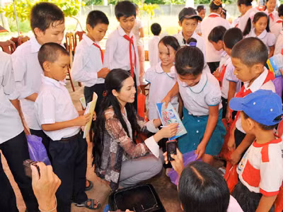 Á hậu Hoàng My và học sinh Quảng Ninh. Ảnh: Công Khanh