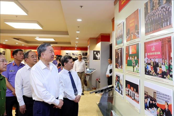 Chủ tịch nước Tô Lâm tham quan Phòng truyền thống của Viện Kiểm sát nhân dân tối cao. Ảnh: Nhan Sáng/TTXVN Chủ tịch nước Tô Lâm tham quan Phòng truyền thống của Viện Kiểm sát nhân dân tối cao. Ảnh: Nhan Sáng/TTXVN