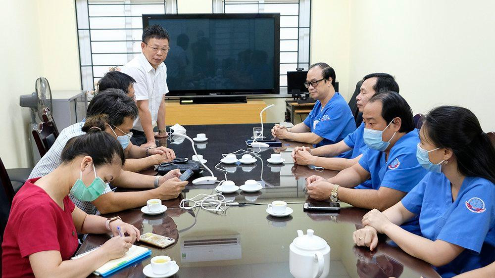 Nhà báo Phùng Công Sưởng, Phó Tổng Biên tập phát biểu tại buổi lễ.