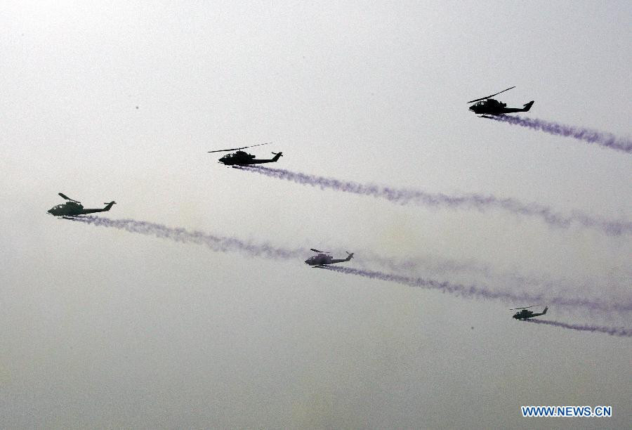 Hàng loạt máy bay bay lượn suốt ngày tập trận. Ảnh: Xinhua