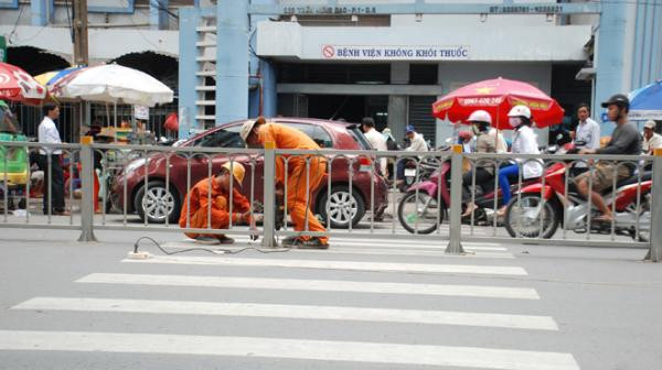 Dải phân cách được lắp cắt ngang làn đường dành cho người đi bộ trước cổng Bệnh viện Chấn thương chỉnh hình TP.HCM. Ảnh: Mậu Trường