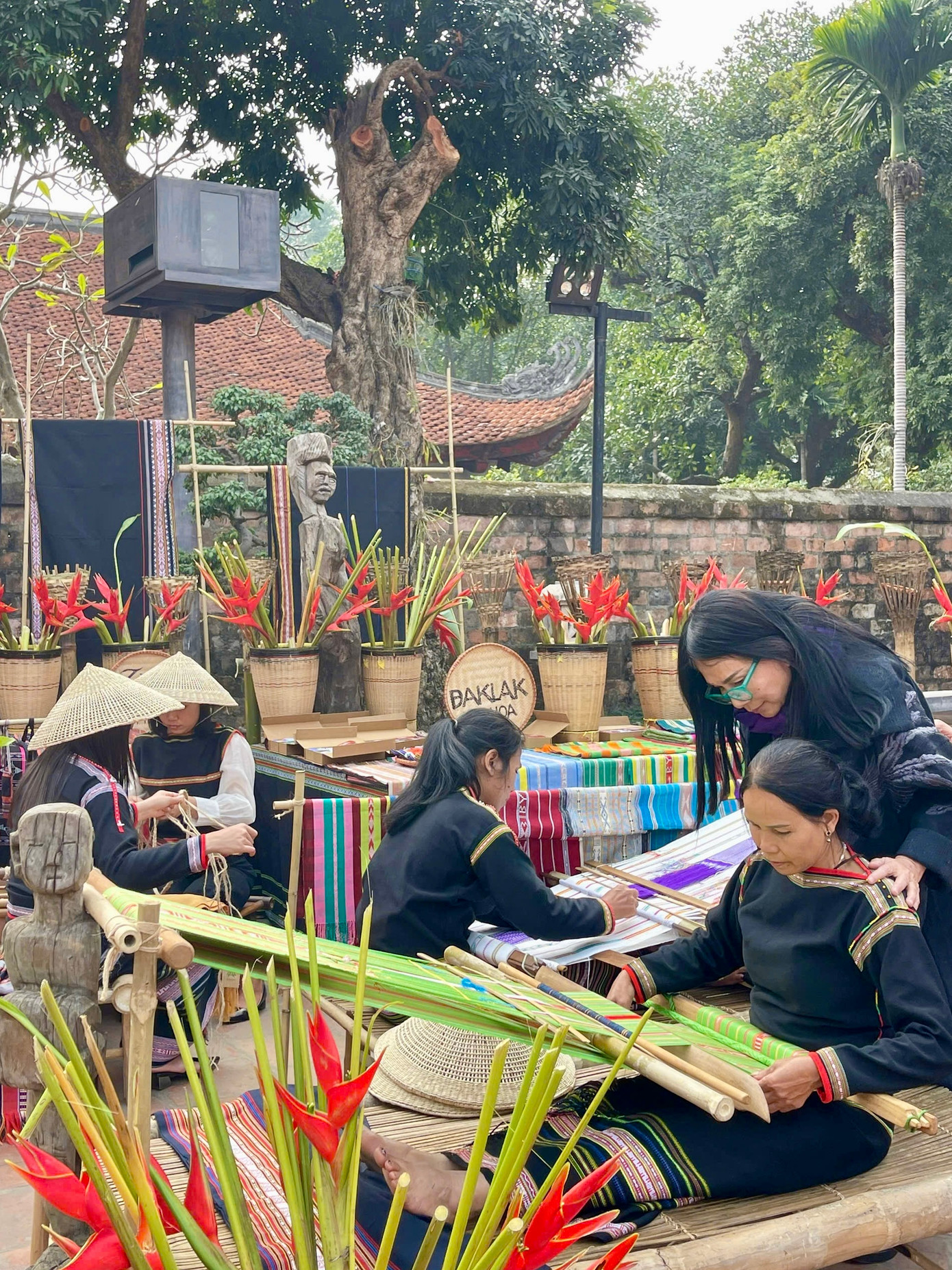 NTK Minh Hạnh (kính xanh) và các nghệ nhân. Món quà tặng là quạt cói Kim Sơn Ninh Bình và túi thổ cẩm khiến nhiều người thích thú. Ảnh: Hoàng Tú. NTK Minh Hạnh (kính xanh) và các nghệ nhân. Món quà tặng là quạt cói Kim Sơn Ninh Bình và túi thổ cẩm khiến nhiều người thích thú. Ảnh: Hoàng Tú.