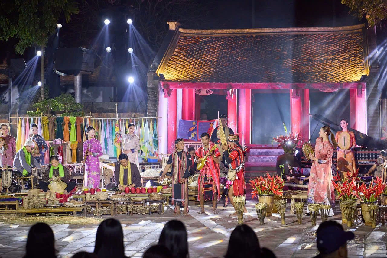 Đêm thời trang ca nhạc 4/1 giới thiệu 10 bộ sưu tập áo dài và trang phục thổ cẩm của các nhà thiết kế Silky Vietnam, Viết Bảo, Minh Hạnh. Đêm thời trang ca nhạc 4/1 giới thiệu 10 bộ sưu tập áo dài và trang phục thổ cẩm của các nhà thiết kế Silky Vietnam, Viết Bảo, Minh Hạnh.