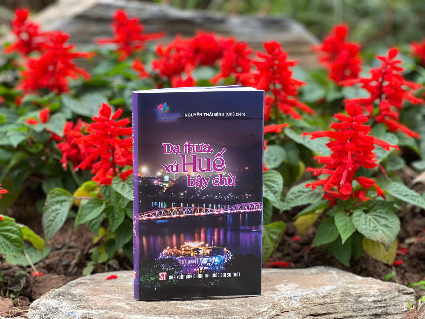 Cuốn sách gợi tò mò từ tựa đề rất Huế Dạ thưa, xứ Huế bây chừ. Cuốn sách gợi tò mò từ tựa đề rất Huế Dạ thưa, xứ Huế bây chừ.