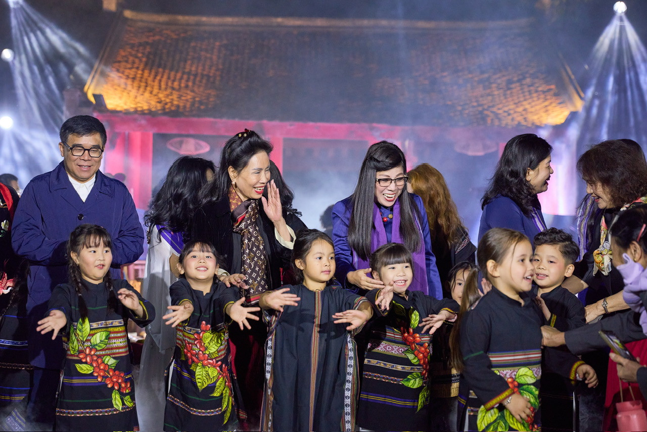 Phu nhân Thủ tướng Phạm Minh Chính chúc mừng các người mẫu nhí và nghệ sĩ, nghệ nhân. Phu nhân Thủ tướng Phạm Minh Chính chúc mừng các người mẫu nhí và nghệ sĩ, nghệ nhân.