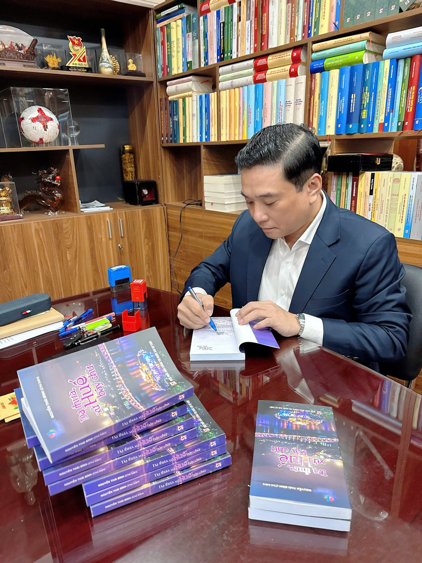 Cuốn sách mới nhất trong loạt sách du khảo của tác giả Nguyễn Thái Bình chủ biên và nhóm tác giả. Cuốn sách mới nhất trong loạt sách du khảo của tác giả Nguyễn Thái Bình chủ biên và nhóm tác giả.