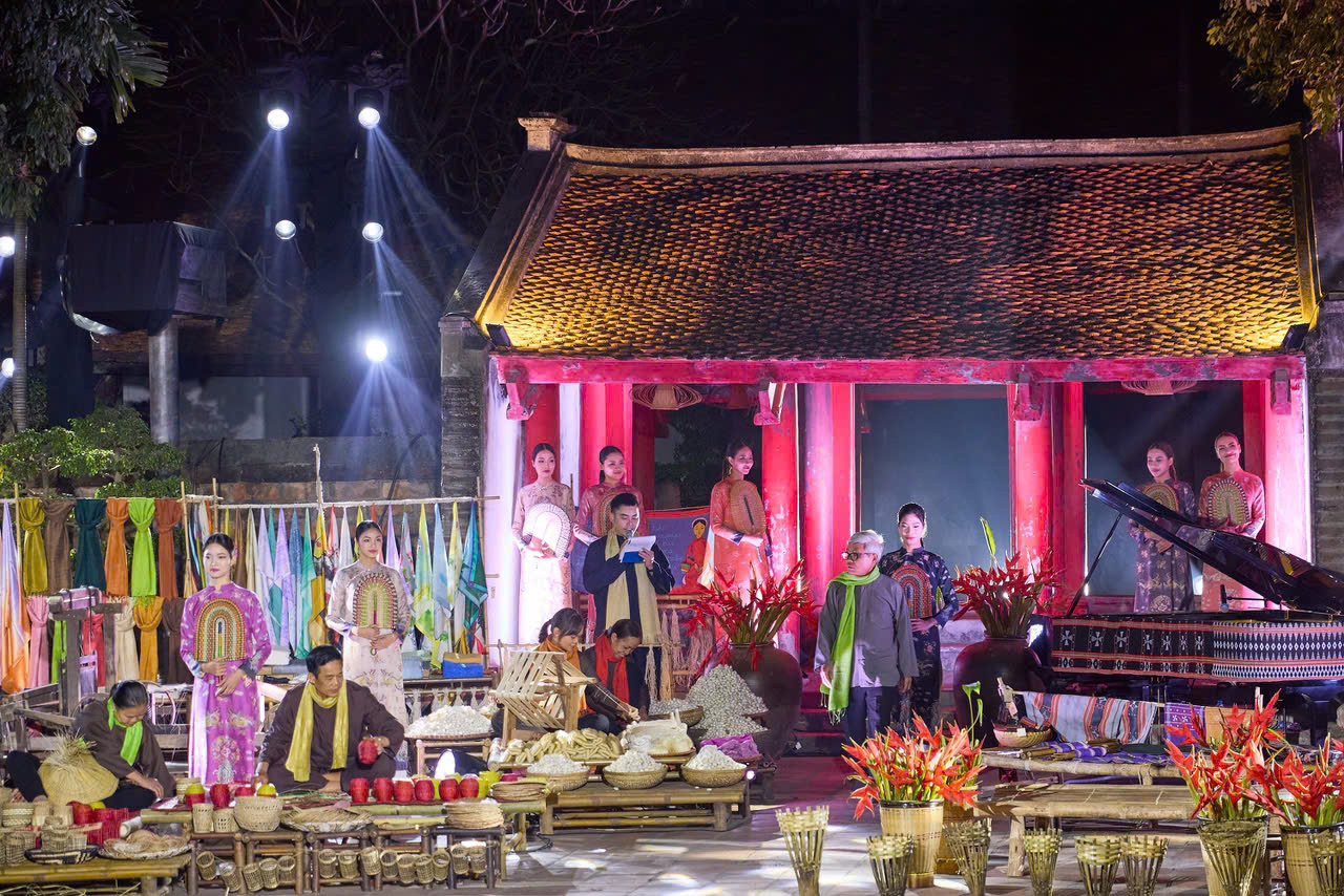 Đêm thời trang ca nhạc 4/1 giới thiệu 10 bộ sưu tập áo dài và trang phục thổ cẩm của các nhà thiết kế Silky Vietnam, Viết Bảo, Minh Hạnh. Đêm thời trang ca nhạc 4/1 giới thiệu 10 bộ sưu tập áo dài và trang phục thổ cẩm của các nhà thiết kế Silky Vietnam, Viết Bảo, Minh Hạnh.