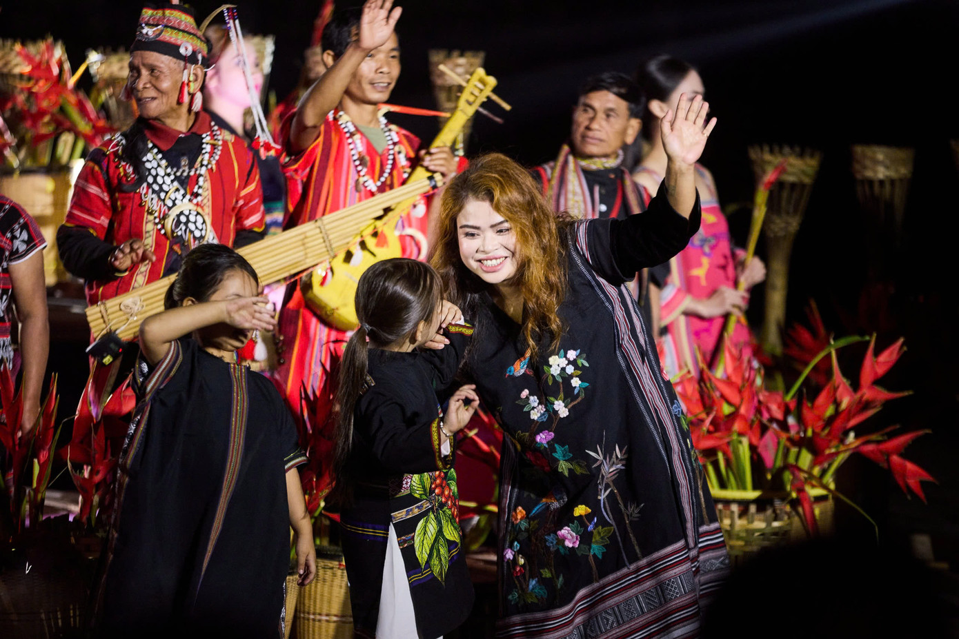 Ca sĩ Y Nhíp - người con của đại ngàn - hát trong chương trình. Ca sĩ Y Nhíp - người con của đại ngàn - hát trong chương trình.