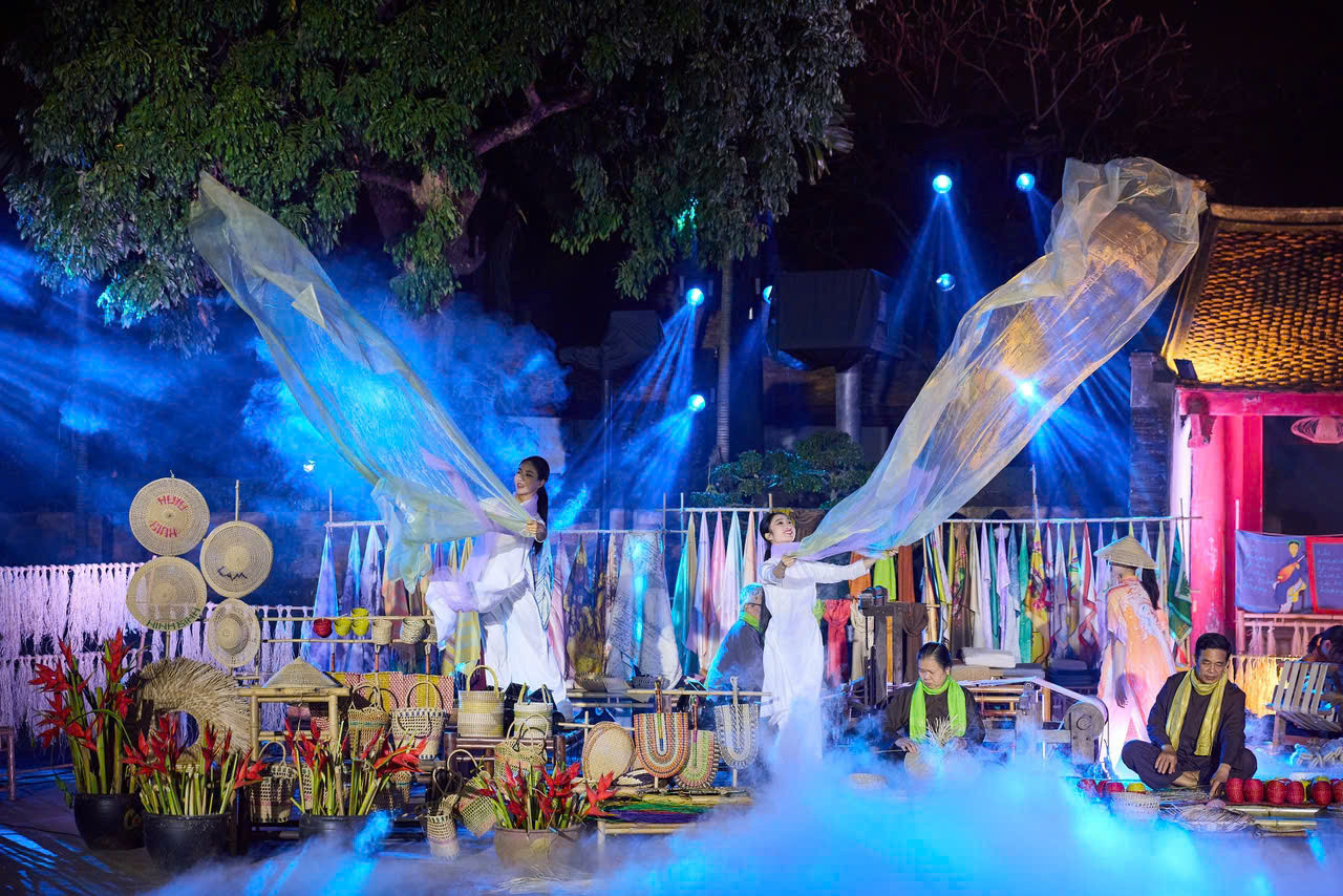 Đêm thời trang ca nhạc 4/1 giới thiệu 10 bộ sưu tập áo dài và trang phục thổ cẩm của các nhà thiết kế Silky Vietnam, Viết Bảo, Minh Hạnh. Đêm thời trang ca nhạc 4/1 giới thiệu 10 bộ sưu tập áo dài và trang phục thổ cẩm của các nhà thiết kế Silky Vietnam, Viết Bảo, Minh Hạnh.