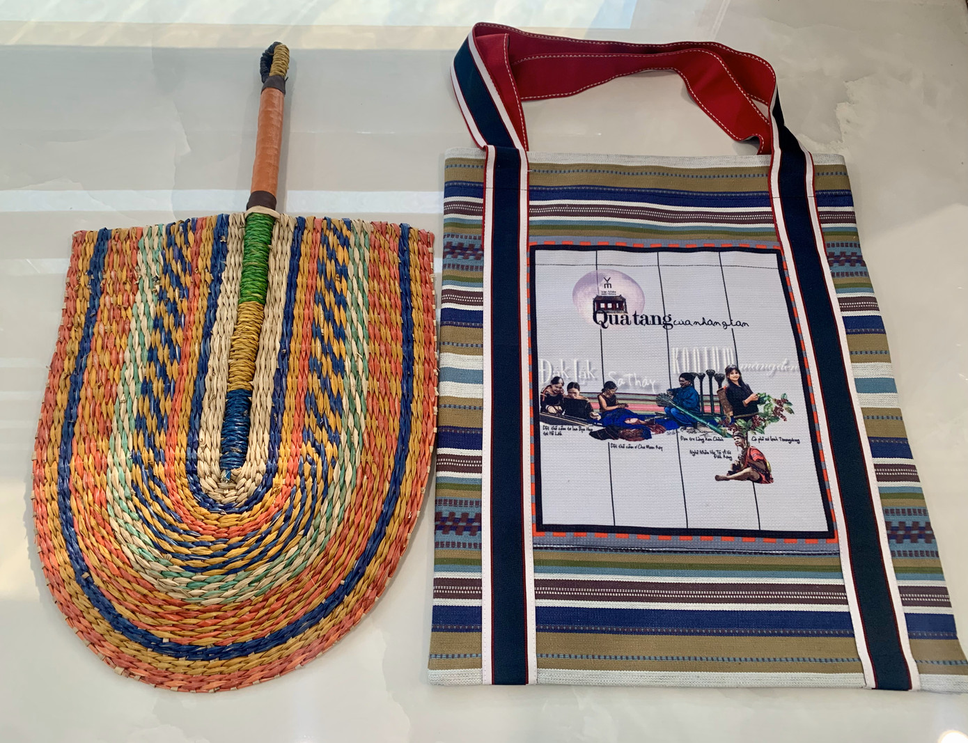 NTK Minh Hạnh (kính xanh) và các nghệ nhân. Món quà tặng là quạt cói Kim Sơn Ninh Bình và túi thổ cẩm khiến nhiều người thích thú. Ảnh: Hoàng Tú. NTK Minh Hạnh (kính xanh) và các nghệ nhân. Món quà tặng là quạt cói Kim Sơn Ninh Bình và túi thổ cẩm khiến nhiều người thích thú. Ảnh: Hoàng Tú.