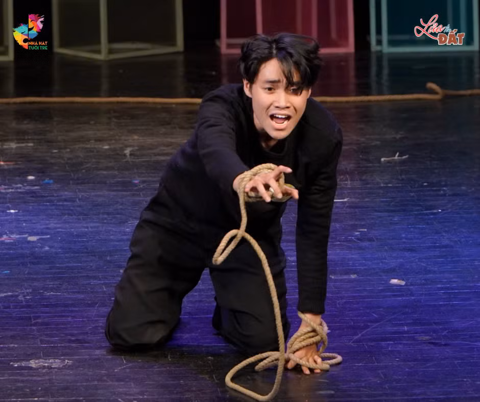 Nghệ sĩ tập luyện nhạc kịch về cuộc đời cách mạng của anh hùng Nguyễn Ngọc Vũ.