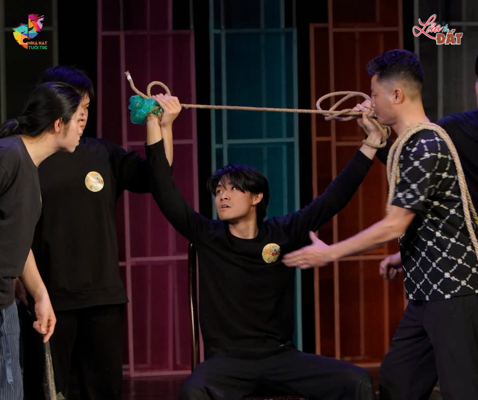 Nghệ sĩ tập luyện nhạc kịch về cuộc đời cách mạng của anh hùng Nguyễn Ngọc Vũ.