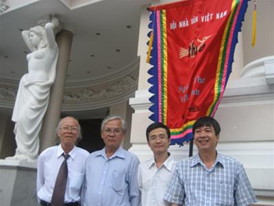 Nhà thơ Thanh Tùng (bìa trái) và bạn văn tại Ngày thơ Việt nam 2010