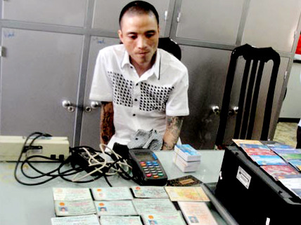  Ðối tượng Ðinh Văn Long làm giả thẻ tín dụng bị bắt giữ