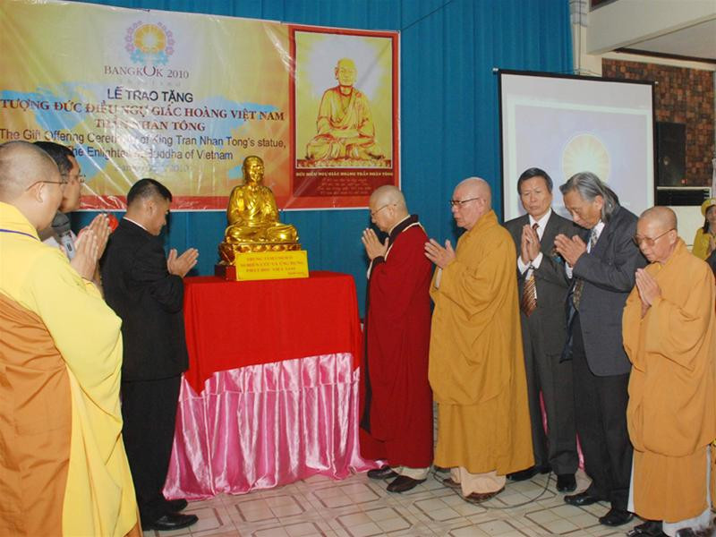 Đoàn đại biểu Việt Nam ( bên phải) trao tặng tượng Phật Hoàng Trần Nhân Tông cho trung tâm Phật giáo Thái Lan (bên trái) Đoàn đại biểu Việt Nam ( bên phải) trao tặng tượng Phật Hoàng Trần Nhân Tông cho trung tâm Phật giáo Thái Lan (bên trái)