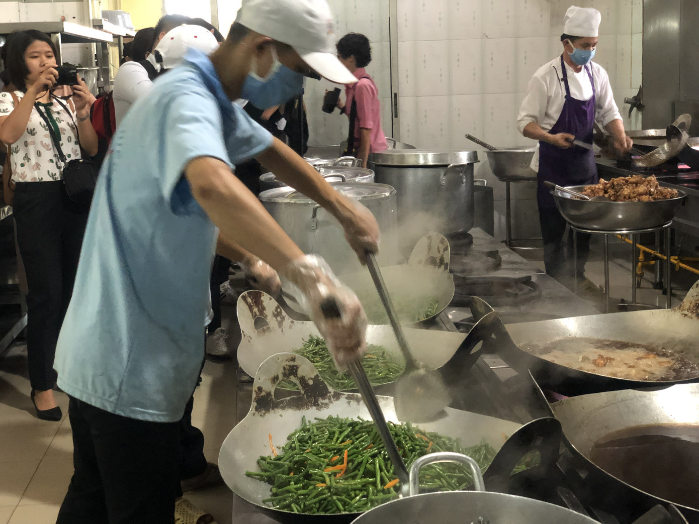 Giám sát cơ sở cung cấp suất ăn công nhân TPHCM, phát hiện tình trạng 'bớt, xén' ảnh 2