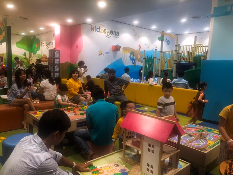 Ngày cuối nghỉ Tết Kỷ Hợi, dân Sài Gòn đổ vào TTTM vui chơi ảnh 9