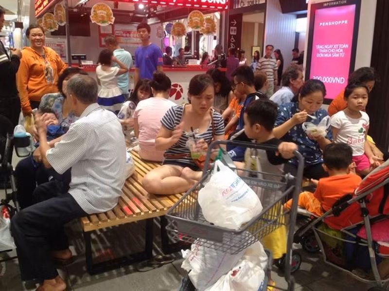 Ngày cuối nghỉ Tết Kỷ Hợi, dân Sài Gòn đổ vào TTTM vui chơi ảnh 8