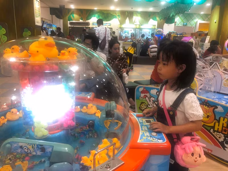 Ngày cuối nghỉ Tết Kỷ Hợi, dân Sài Gòn đổ vào TTTM vui chơi ảnh 10