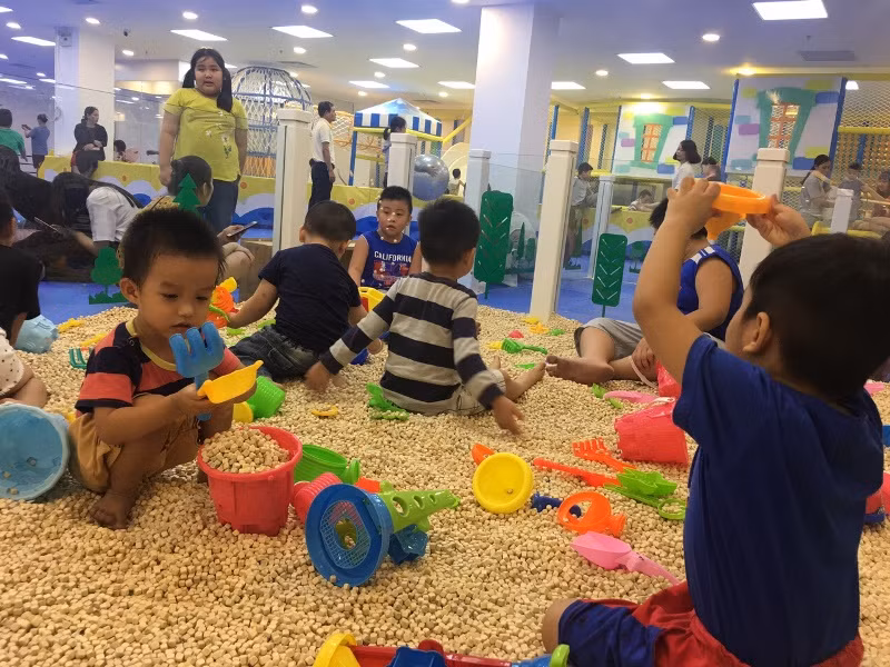 Ngày cuối nghỉ Tết Kỷ Hợi, dân Sài Gòn đổ vào TTTM vui chơi ảnh 11