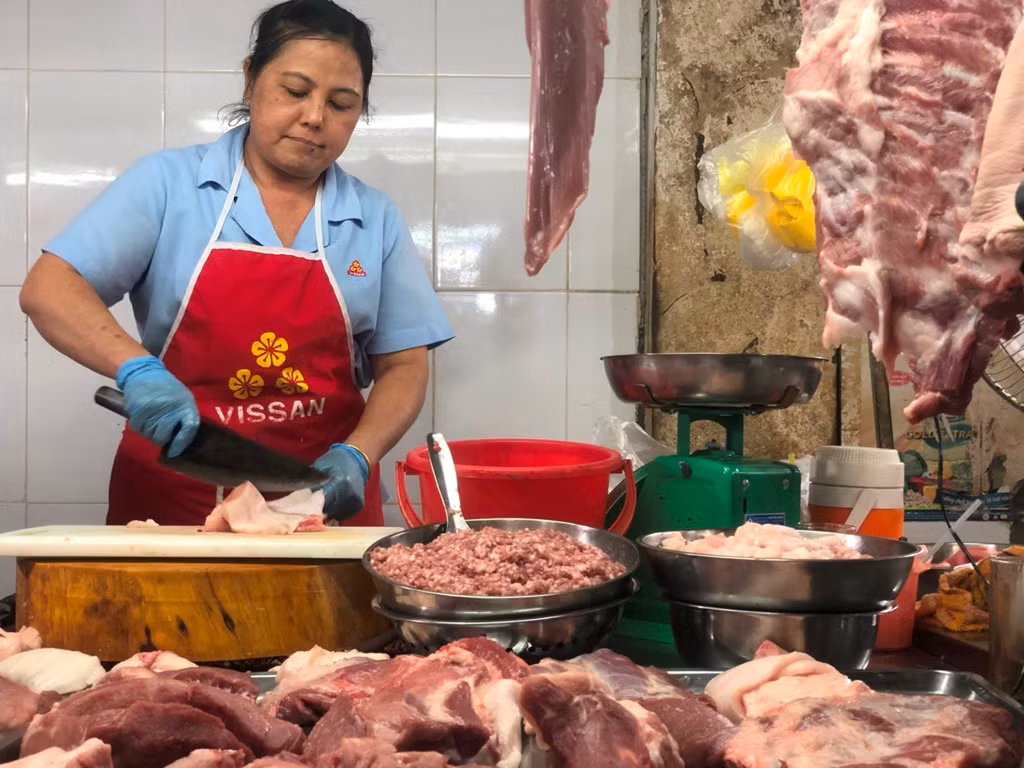Sợ dịch tả, thịt heo ở Sài Gòn ế chỏng chơ ảnh 1