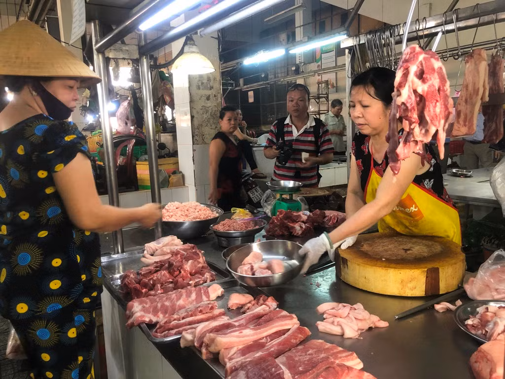 Sợ dịch tả, thịt heo ở Sài Gòn ế chỏng chơ ảnh 2