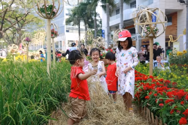Người Sài Gòn náo nức 'check-in' hội chợ hoa xuân Phú Mỹ Hưng ảnh 1