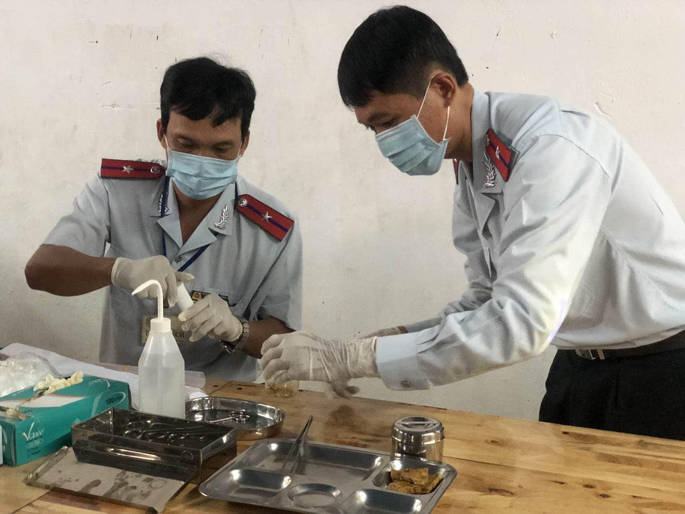 Giám sát cơ sở cung cấp suất ăn công nhân TPHCM, phát hiện tình trạng 'bớt, xén' ảnh 1