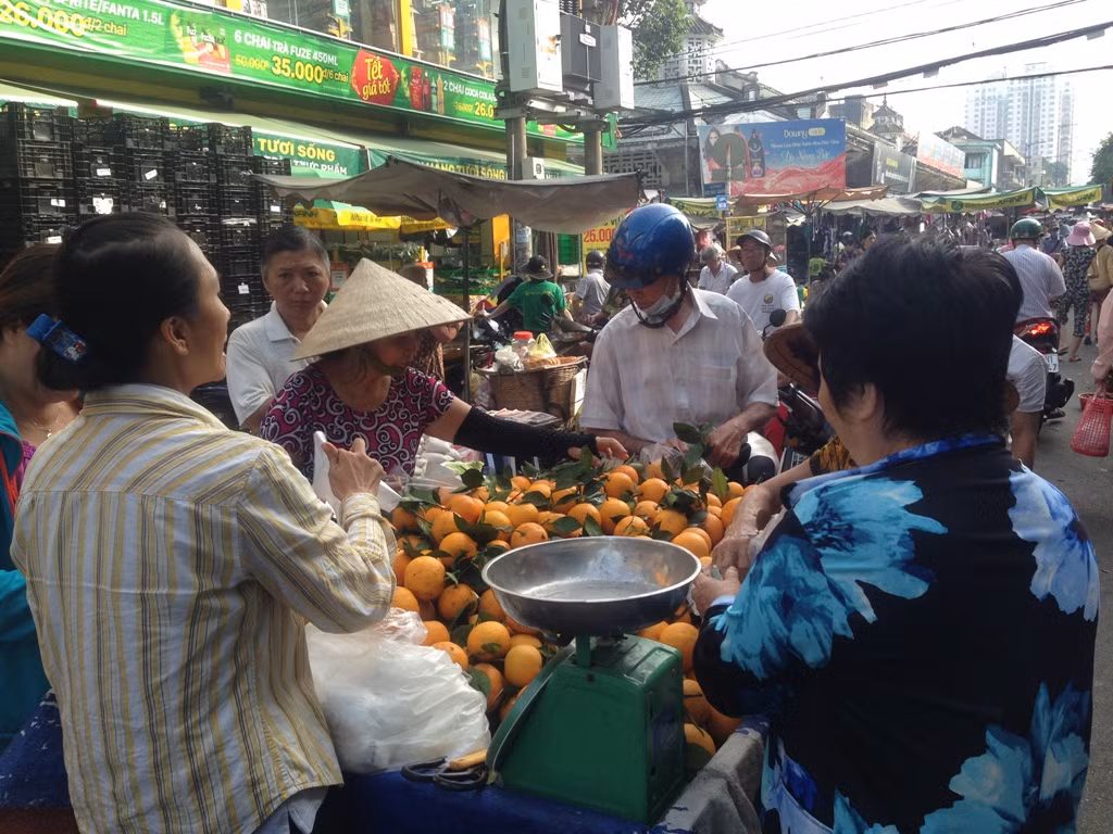 Nắng như lửa đốt: Hoa quả, điều hòa 'đắt như tôm tươi' ảnh 7