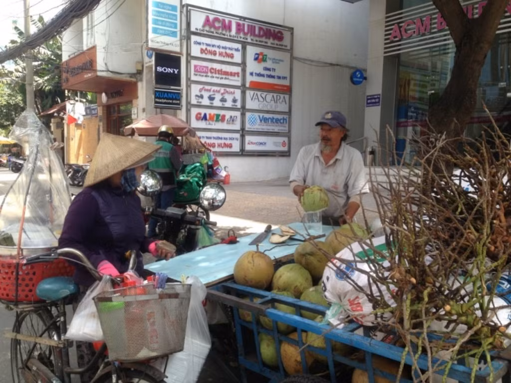 Nắng như lửa đốt: Hoa quả, điều hòa 'đắt như tôm tươi' ảnh 3