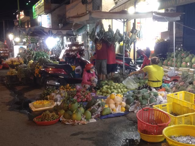 Nửa đêm vẫn nghẹt thở xếp hàng sắm tết ảnh 21