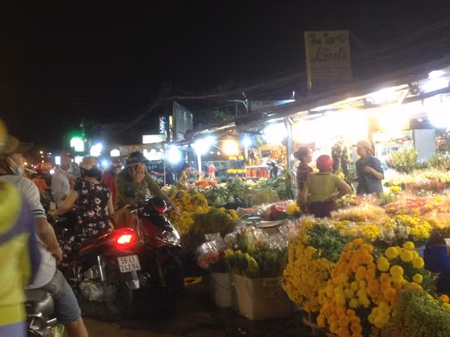 Nửa đêm vẫn nghẹt thở xếp hàng sắm tết ảnh 22