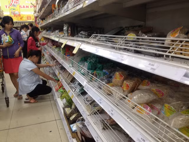 Nửa đêm vẫn nghẹt thở xếp hàng sắm tết ảnh 8