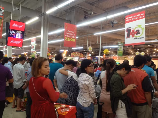 Nửa đêm vẫn nghẹt thở xếp hàng sắm tết ảnh 13