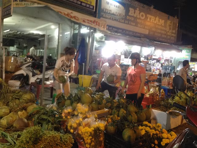 Nửa đêm vẫn nghẹt thở xếp hàng sắm tết ảnh 20