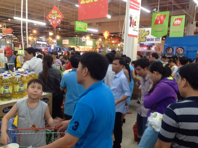 Nửa đêm vẫn nghẹt thở xếp hàng sắm tết ảnh 12