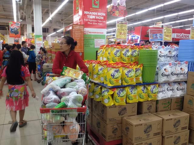 Nửa đêm vẫn nghẹt thở xếp hàng sắm tết ảnh 9