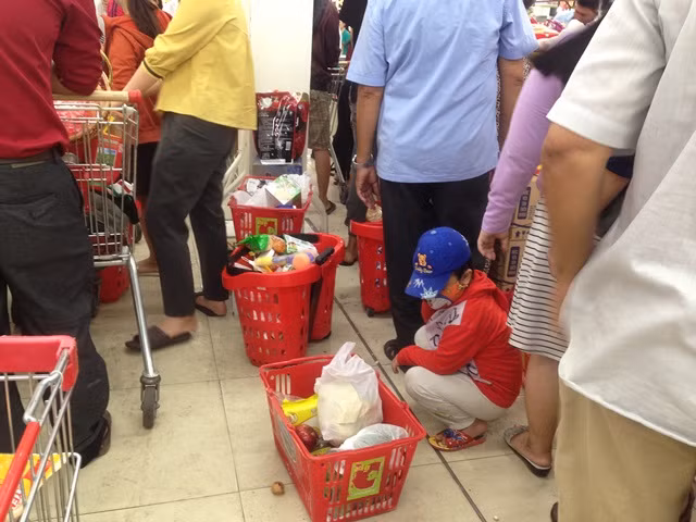 Nửa đêm vẫn nghẹt thở xếp hàng sắm tết ảnh 14