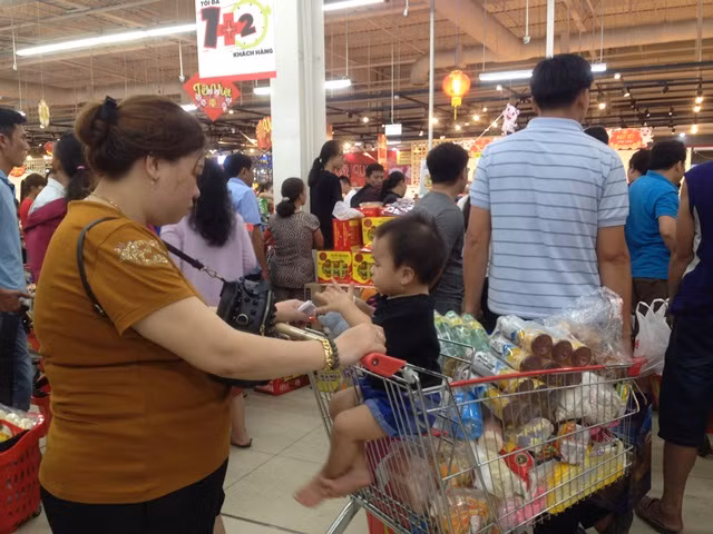 Nửa đêm vẫn nghẹt thở xếp hàng sắm tết ảnh 15