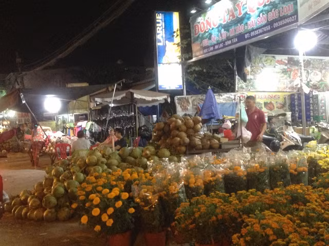 Nửa đêm vẫn nghẹt thở xếp hàng sắm tết ảnh 24