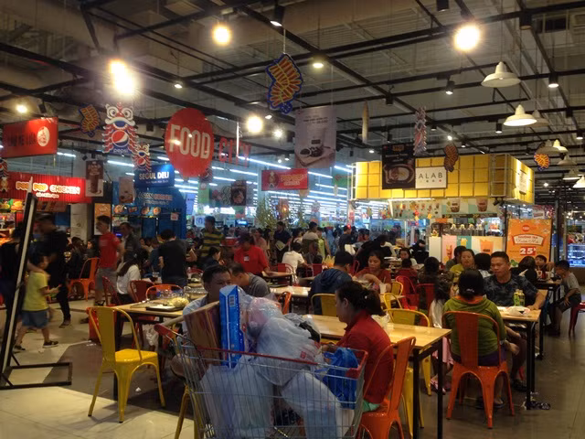 Nửa đêm vẫn nghẹt thở xếp hàng sắm tết ảnh 17