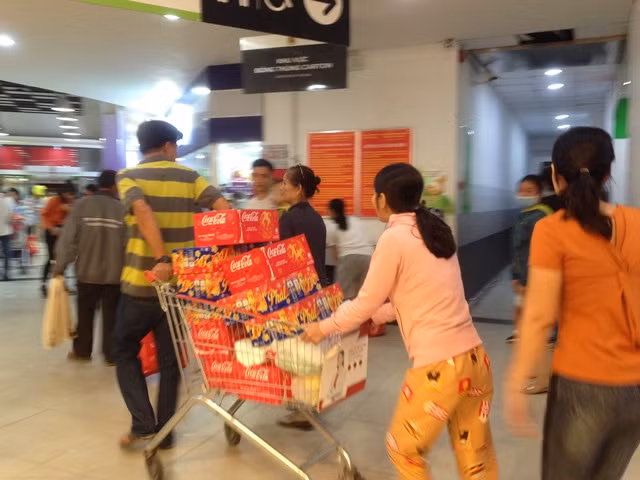 Nửa đêm vẫn nghẹt thở xếp hàng sắm tết ảnh 16
