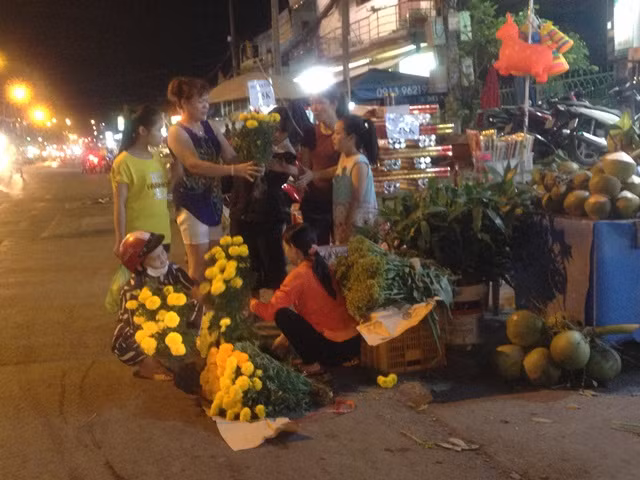 Nửa đêm vẫn nghẹt thở xếp hàng sắm tết ảnh 25