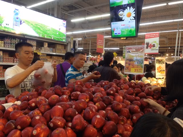 Nửa đêm vẫn nghẹt thở xếp hàng sắm tết ảnh 4