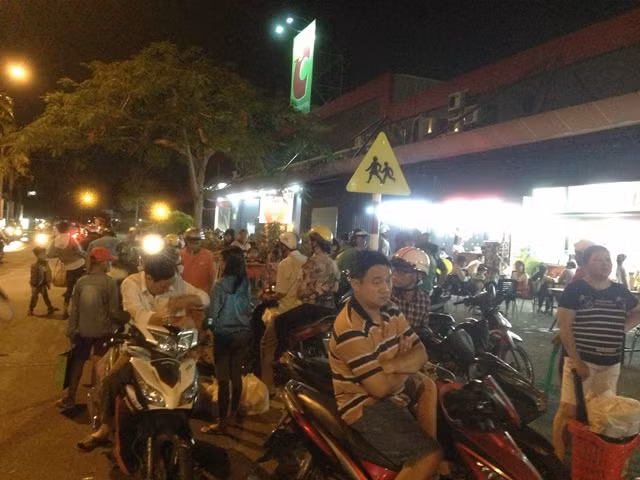 Nửa đêm vẫn nghẹt thở xếp hàng sắm tết ảnh 19
